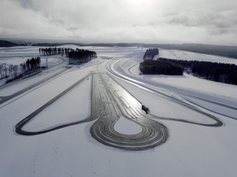 Odstraňování sněhu z plochy polygonu vozidlem Mercedes-Benz Arocs