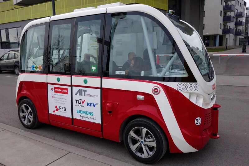 Ve Vídni letos v červnu uzavřeli testování i tohoto autonomního minibusu Navya Autonom Shuttle s elektrickým pohonem. Od autonomních minibusů se očekává, že se stanou významným příspěvkem k optimalizaci veřejné dopravy. Nepohybují se rychleji než 20 km/h a na jasně definovaných trasách si je cestující bude moci objednat podle potřeby.